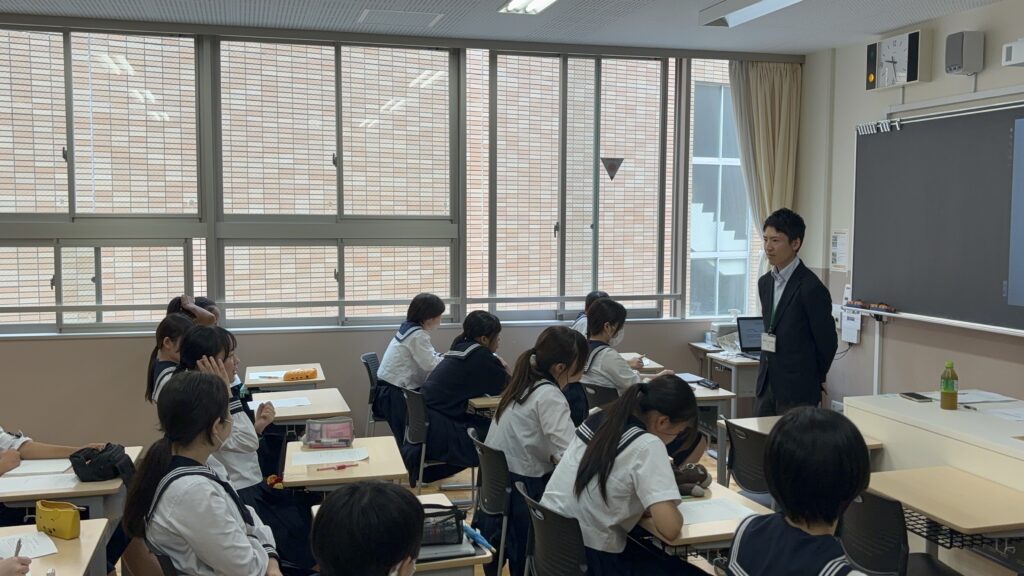 十文字高等学校にて交渉力の探求授業を行う河浪さん