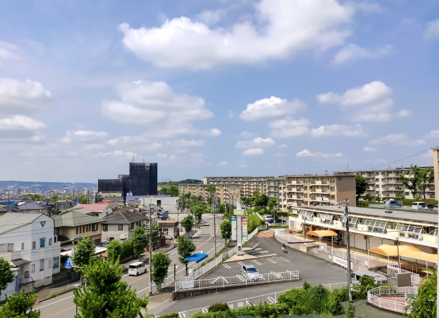 青空と住宅街